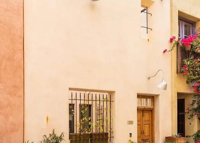 Mercado San Agustin, 2 Bedroom 2.5 Ba, Patio, Garage Holiday home
